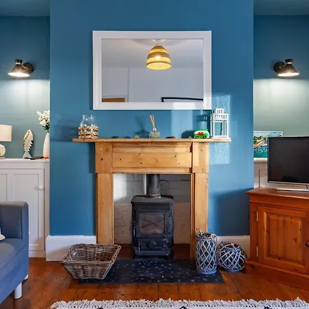 Family Home With Bunk Beds, Courtyard, Tv & Beach Tenby Exterior photo