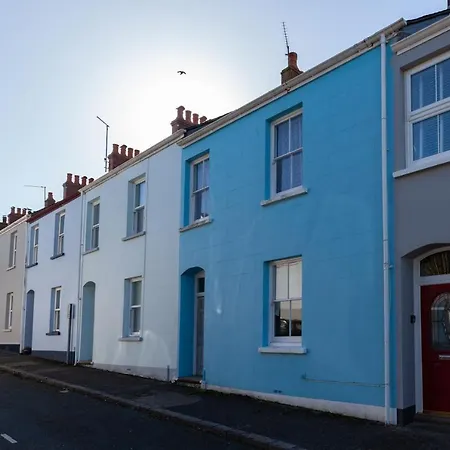 Family Home With Bunk Beds, Courtyard, Tv & Beach Tenby Exterior photo