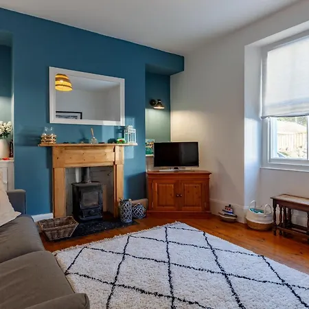 Family Home With Bunk Beds, Courtyard, Tv & Beach Tenby Exterior photo