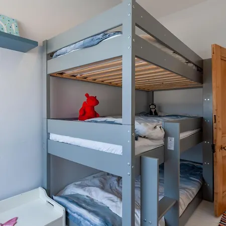 Family Home With Bunk Beds, Courtyard, Tv & Beach Tenby Exterior photo