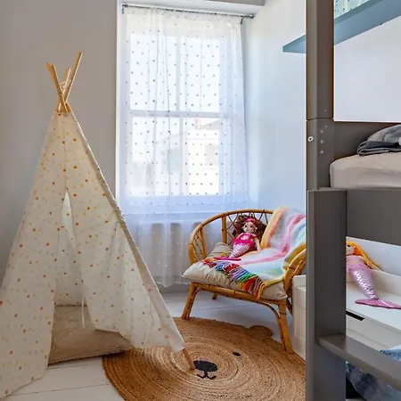 Family Home With Bunk Beds, Courtyard, Tv & Beach Tenby Exterior photo