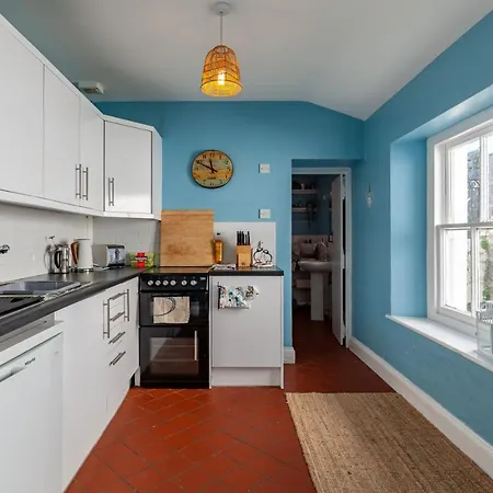 Family Home With Bunk Beds, Courtyard, Tv & Beach Tenby Exterior photo