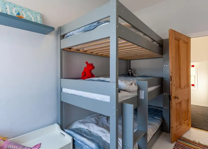 Family Home With Bunk Beds, Courtyard, Tv & Beach