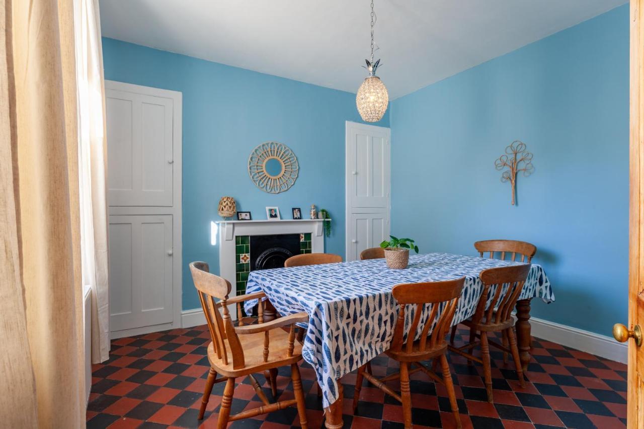 Family With Bunk Beds, Courtyard, Tv & Сasa de vacaciones Tenby